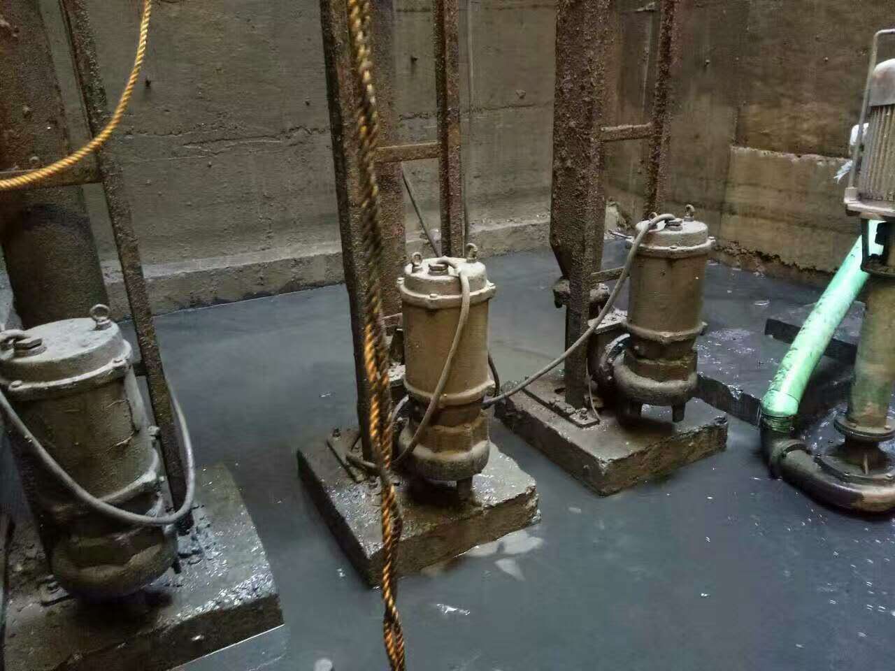 贡嘎污水池清理